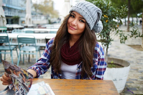 Gadis cantik yang menawan duduk di kafe — Stok Foto