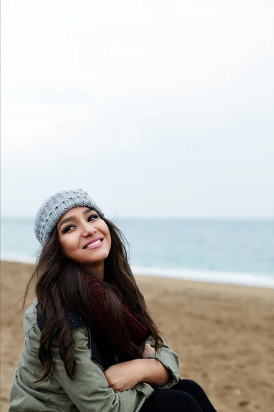 Smiling woman at beach — Stock Photo, Image