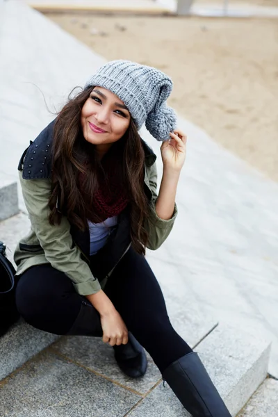 Femme souriante à la plage — Photo