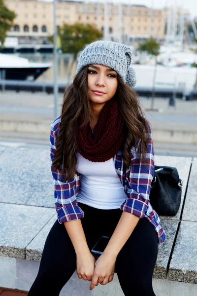 Hipster girl sitting on a bench — Stock Photo, Image
