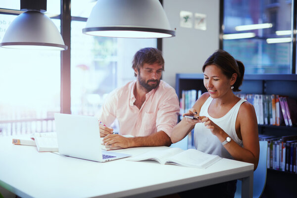 студент фотографирует учебник

