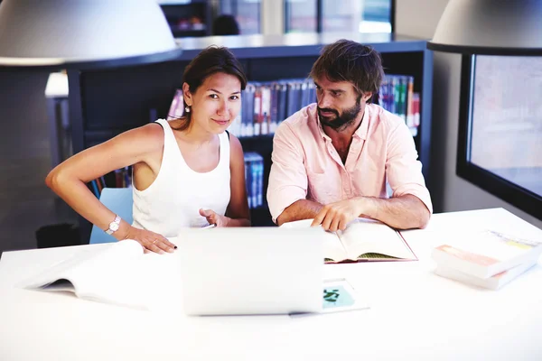 Students studying together at university library — Stock Photo, Image