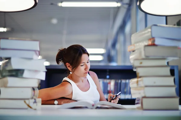 Estudante do sexo feminino sentado com livros — Fotografia de Stock