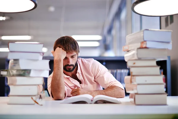 Kaukasische männliche Studenten sitzen mit Büchern — Stockfoto