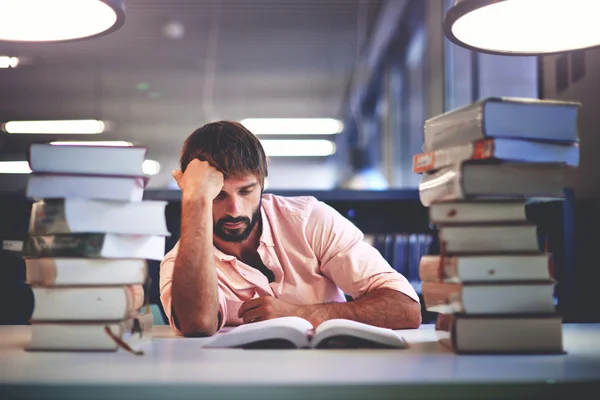 Caucasiano estudante do sexo masculino sentado com livros — Fotografia de Stock