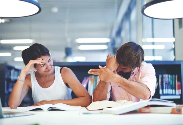 Estudiantes en la biblioteca divirtiéndose — Foto de Stock