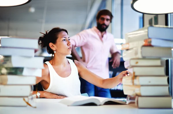 Estudiantes en la biblioteca divirtiéndose — Foto de Stock