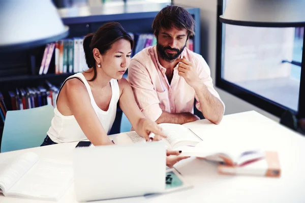 Students learning together at university library — Stock Photo, Image