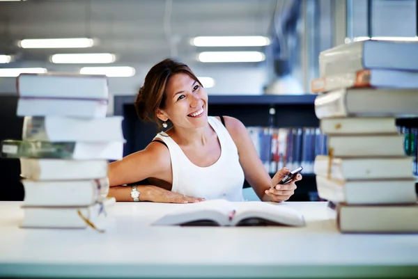 Asiático sonriendo estudiante en universidad biblioteca —  Fotos de Stock