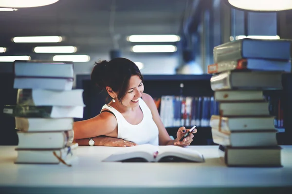 Asiático sorrindo estudante em universidade biblioteca — Fotografia de Stock