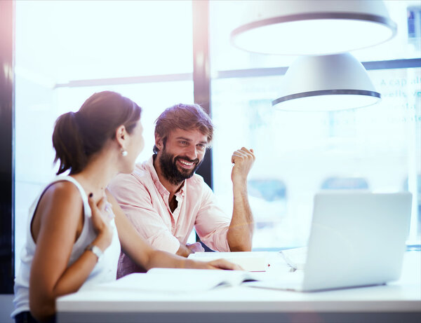 студенты университета, работающие с ноутбуками
