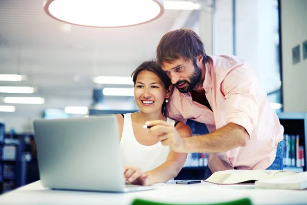 Students working together at a computer — Stock Photo, Image