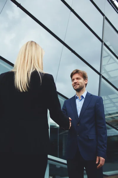 Mujer de negocios estrechando la mano con empleado sonriente — Foto de Stock