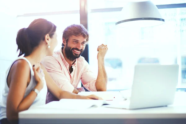 Desainer muda yang bekerja di kantor modern Stok Foto Bebas Royalti