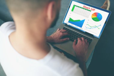 Öğrenci dizüstü bilgisayarla çalışıyor