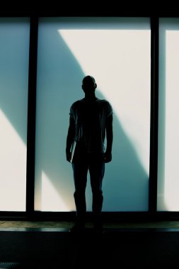 Genç adam laptop ile ayakta silüeti