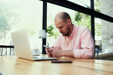 freelancer kullanma smartphone çalışma sırasında