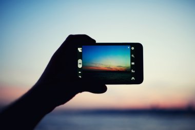 El ile smartphone günbatımı çekim
