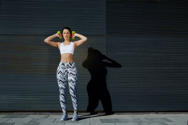 kadın dumbles ile eğitim sırasında