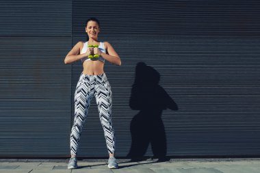 Halter çalışmaya kullanan kadın