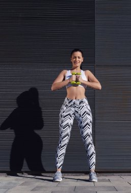Halter çalışmaya kullanan kadın
