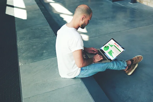 Student lernt mit Laptop — Stockfoto