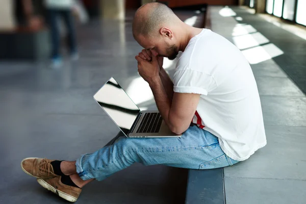 Student care studiază cu laptop — Fotografie, imagine de stoc