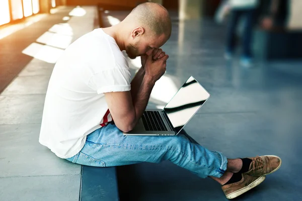 Étudiant étudiant avec ordinateur portable — Photo