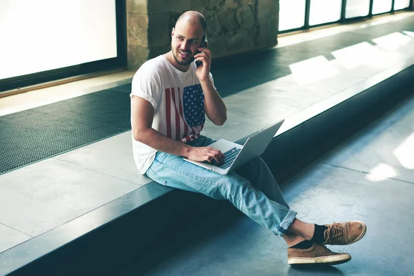 Forretningsmann som snakker i mobiltelefon – stockfoto