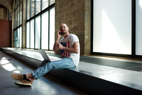 Zakenman aan het praten op mobiele telefoon — Stockfoto