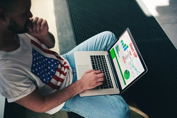 Estudiante con laptop y smartphone — Foto de Stock