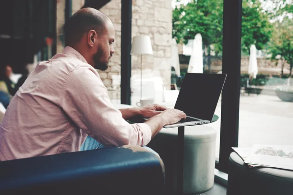 Ung forretningsmann i arbeid – stockfoto