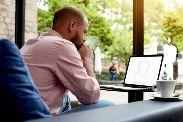 Ung forretningsmann i arbeid – stockfoto