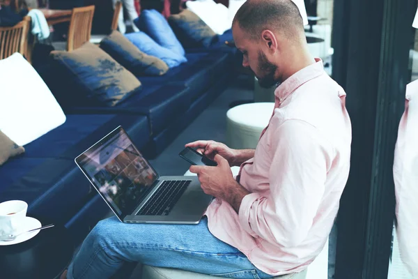 Trabajo del estudiante en su netbook — Foto de Stock