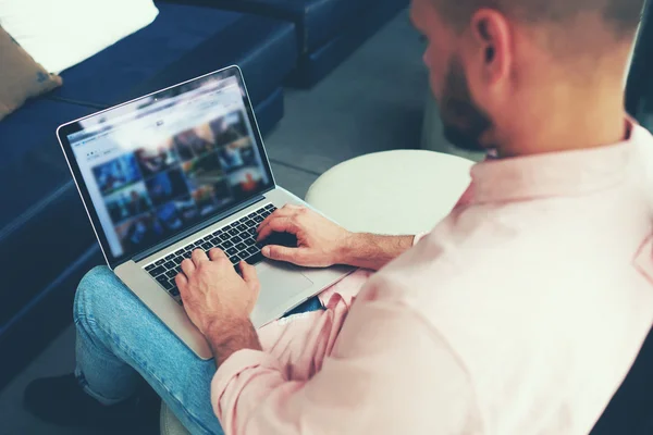 Lavoro studente sul suo netbook — Foto Stock