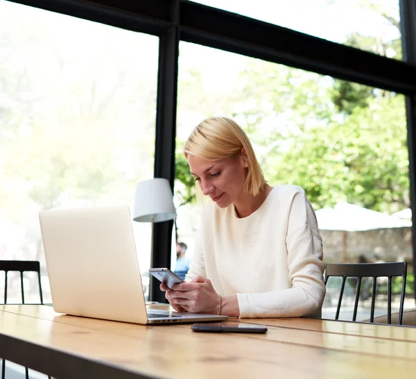 Studentenwerk op zijn netbook — Stockfoto