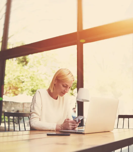 Lavoro studente sul suo netbook — Foto Stock