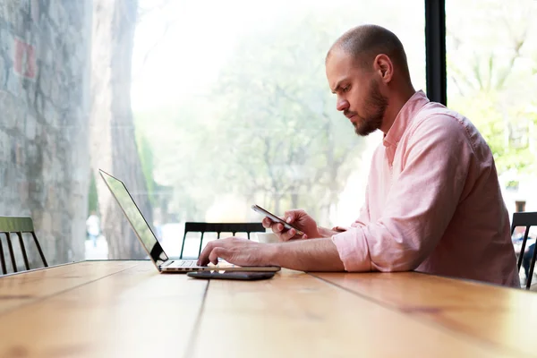 Student sitter på träbord med laptop — Stockfoto