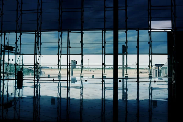 Коридор аэропорта со стеклянными отражениями — стоковое фото