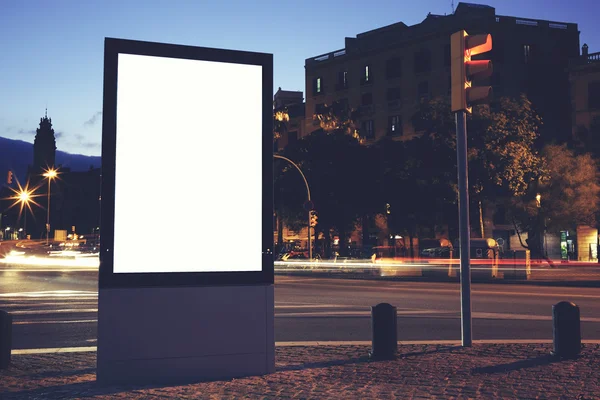 Valla publicitaria ciudad en blanco con espacio de copia — Foto de Stock