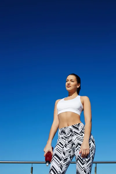 Vrouw met prachtige figuur genieten van zon — Stockfoto