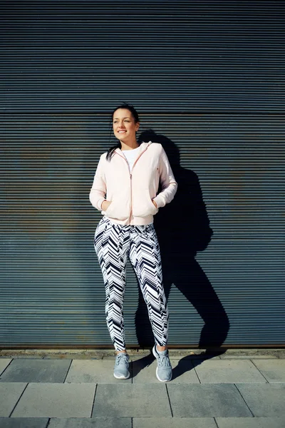 Jovem mulher em roupas esportivas posando — Fotografia de Stock