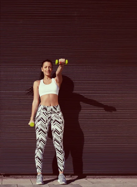 ウェイト トレーニング腕形で立っている女性 — ストック写真