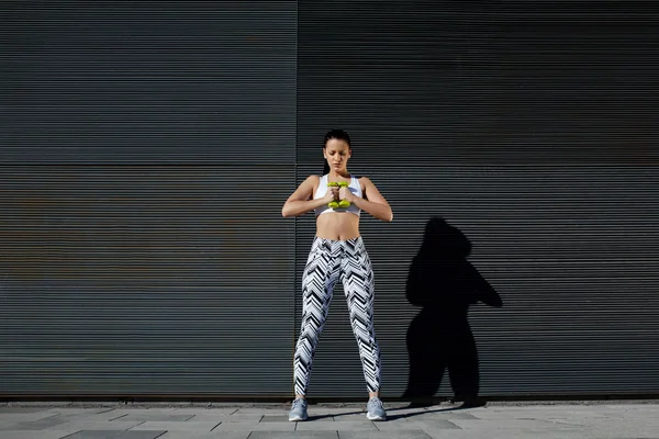 Woman using dumbbells to work out — Stock Photo, Image