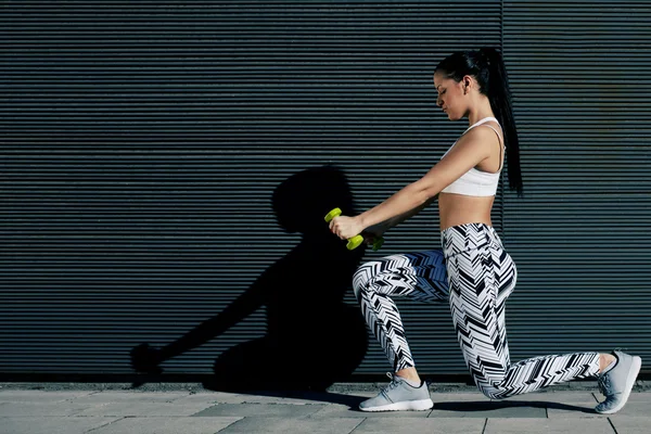 Vrouw aan het trainen met halters — Stockfoto