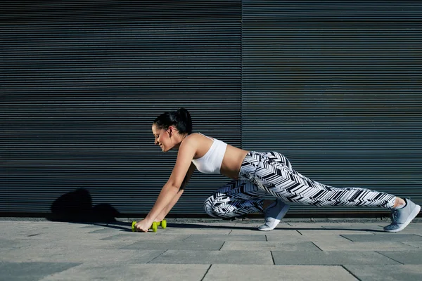 Mujer con figura perfecta estirando las piernas — Foto de Stock