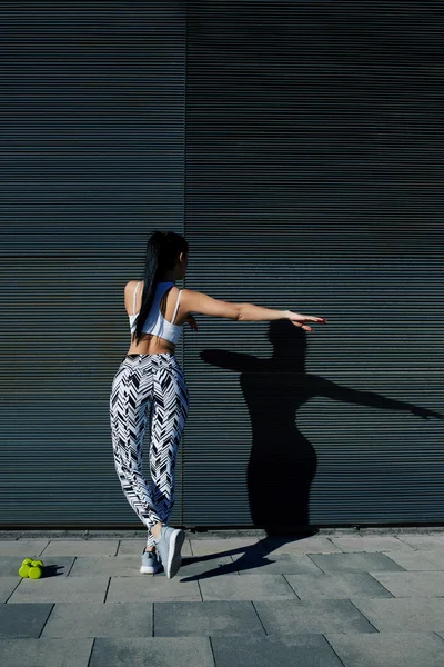 Mujer con figura perfecta haciendo ejercicio — Foto de Stock