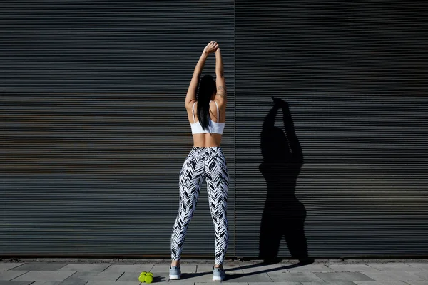 Femme sportive avec une silhouette parfaite — Photo