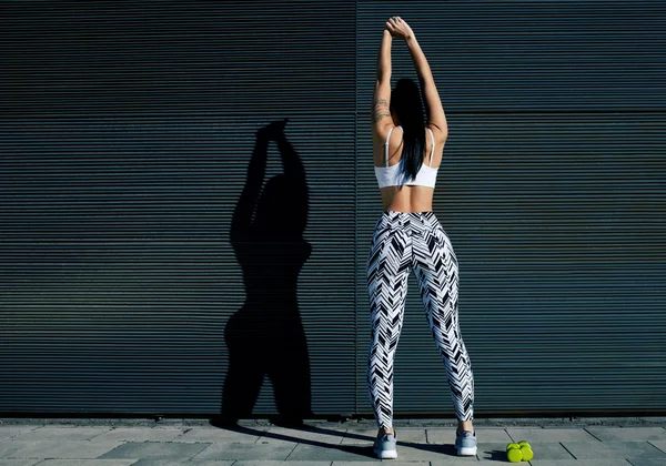 Femme sportive avec une silhouette parfaite — Photo