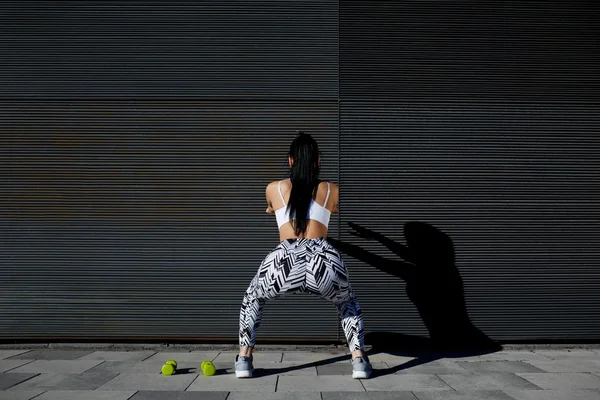 Deportivo mujer haciendo sentadillas — Foto de Stock